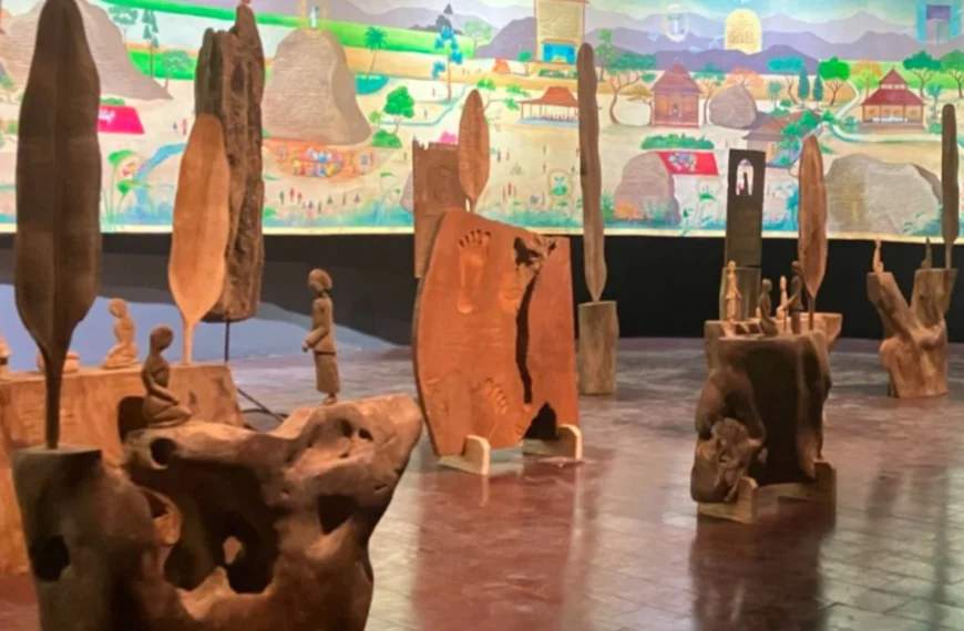 Endog Jagad: Serat Nubuwat Kiai Jembar Manah karya Faisal Kamandobat pada pameran ArtJog 2025 di Jogja National Museum/Dok. ArtJog 2025 Catalog.