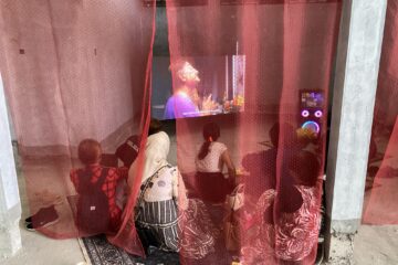 Komunitas transgender Yogyakarta menyaksikan video Misafafahiyan - Teman dari Jauh di Biennale Jogja 2025 (Dok. Hidayat Adhiningrat)