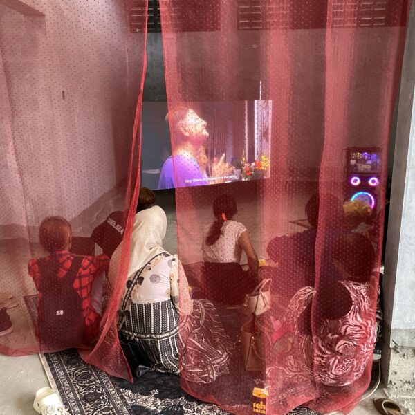 Komunitas transgender Yogyakarta menyaksikan video Misafafahiyan - Teman dari Jauh di Biennale Jogja 2025 (Dok. Hidayat Adhiningrat)