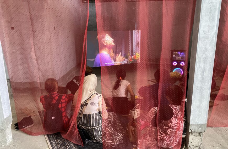 Komunitas transgender Yogyakarta menyaksikan video Misafafahiyan - Teman dari Jauh di Biennale Jogja 2025 (Dok. Hidayat Adhiningrat)