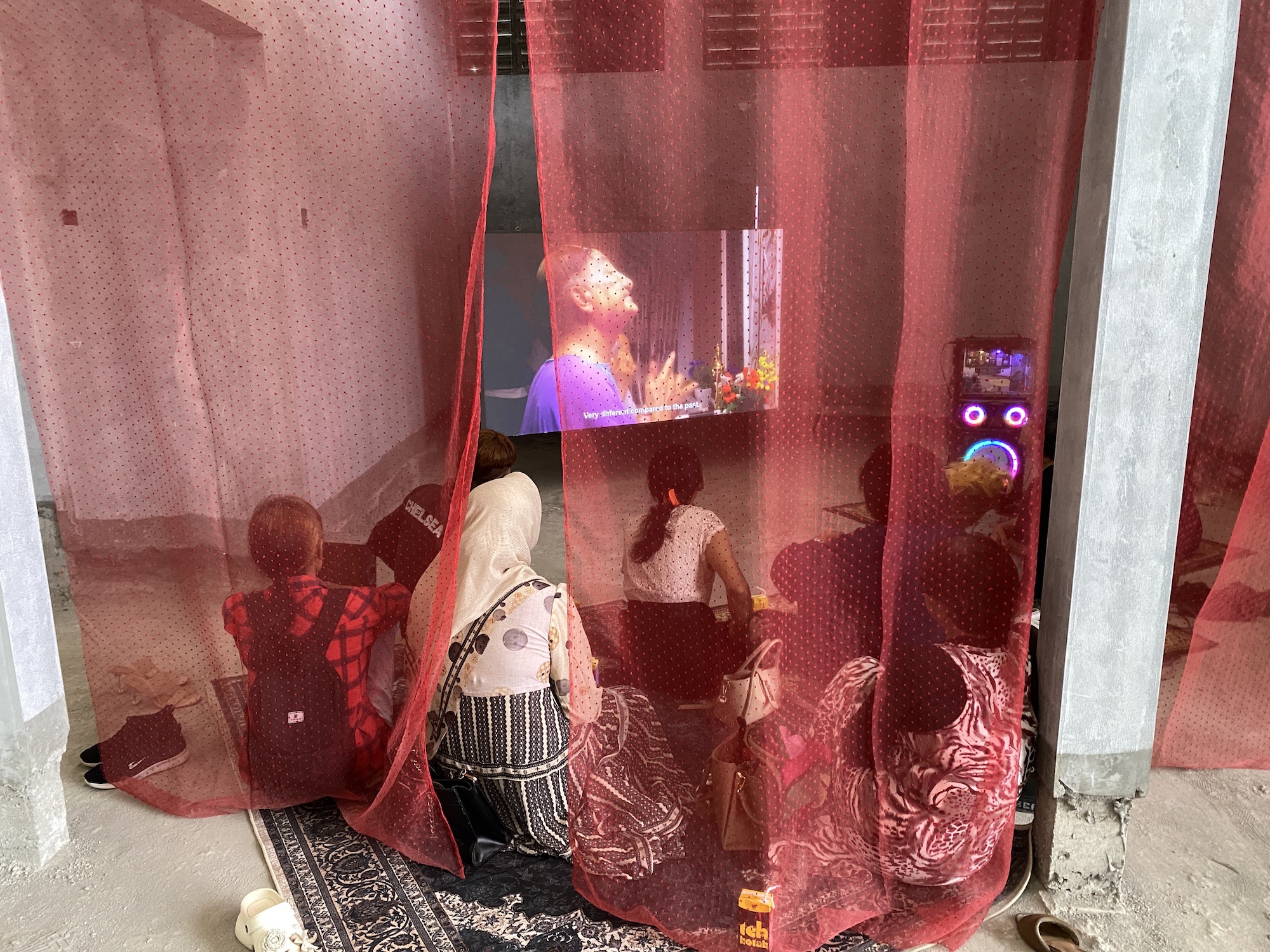 Komunitas transgender Yogyakarta menyaksikan video Misafafahiyan - Teman dari Jauh di Biennale Jogja 2025 (Dok. Hidayat Adhiningrat)