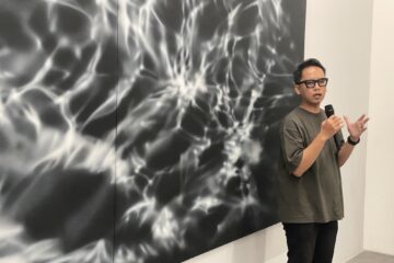Condro Priyoaji di depan karyanya dalam pameran The Stillness of Becoming di Ara Contemporary (Dok. Hidayat Adhiningrat)