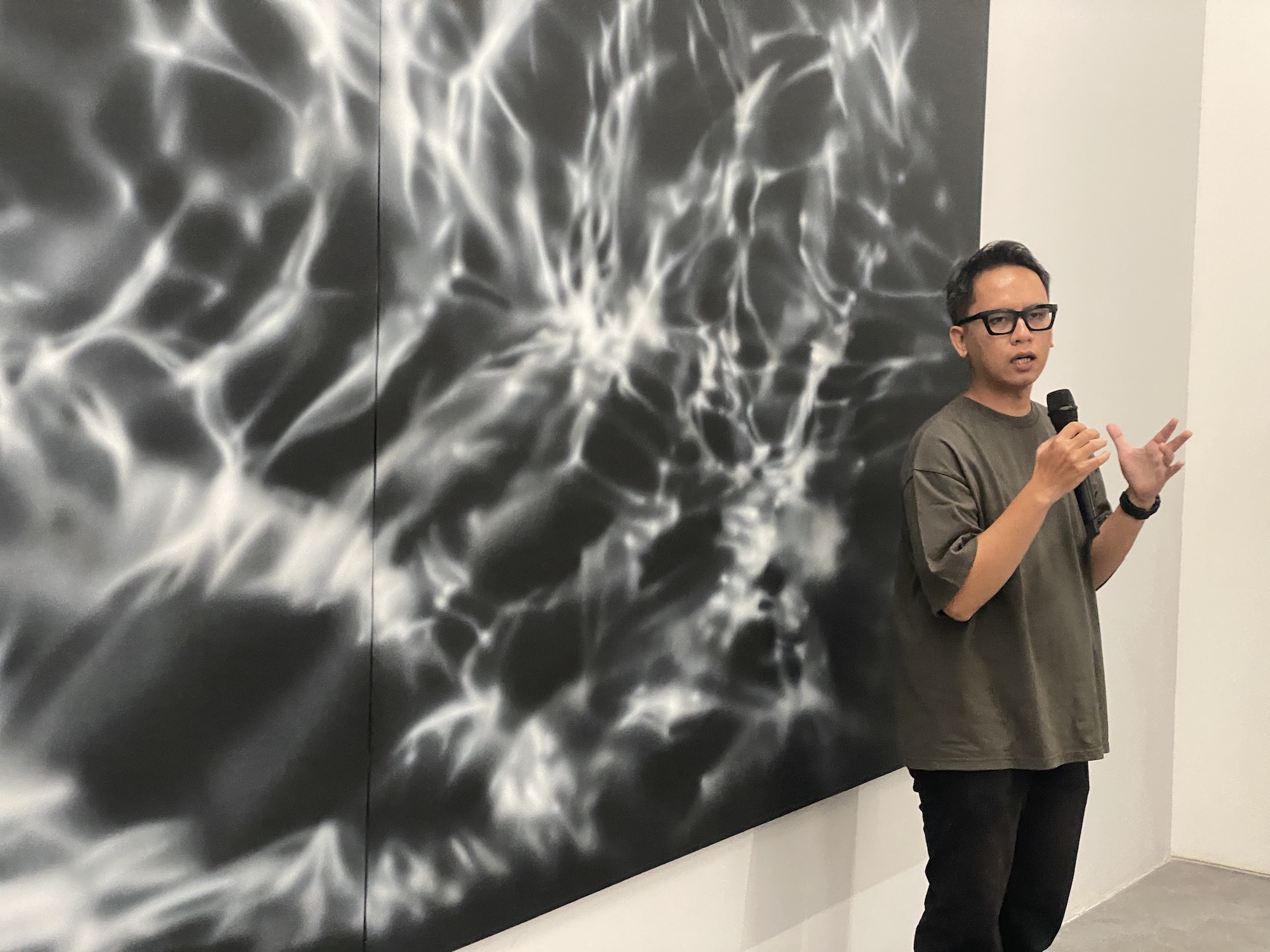 Condro Priyoaji di depan karyanya dalam pameran The Stillness of Becoming di Ara Contemporary (Dok. Hidayat Adhiningrat)