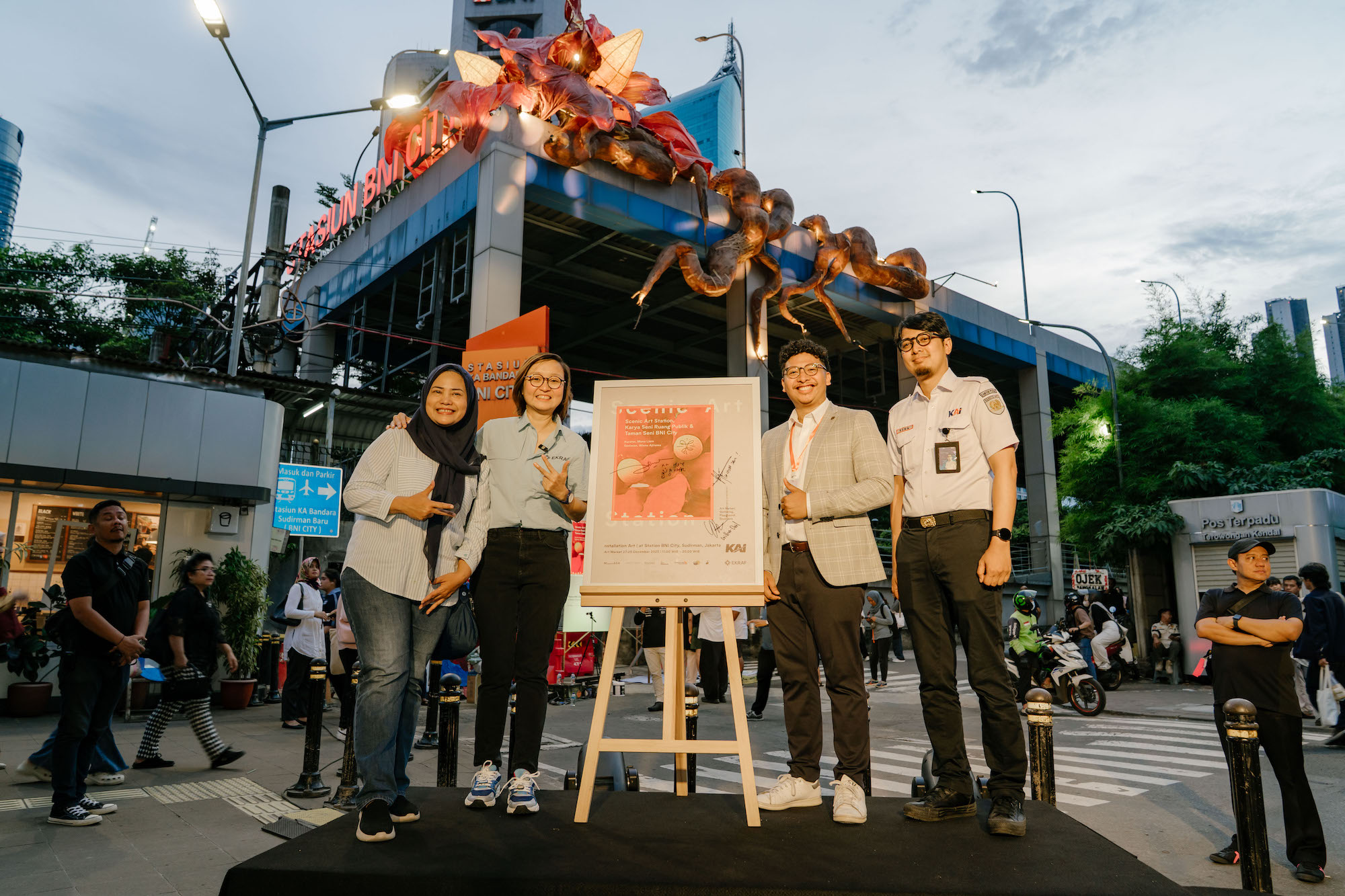 SCENIC Art Station: Instalasi “Akar Perjalanan” Wisnu Ajitama Ubah Stasiun BNI City Jadi Galeri Seni Permanen